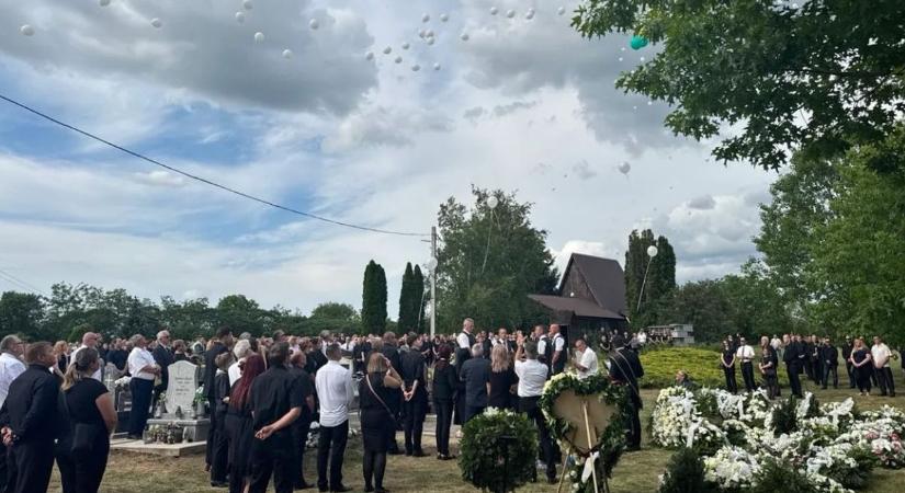 Végső búcsút vettek a tiszaújvárosi Mol-robbanás áldozatától, Ádámtól