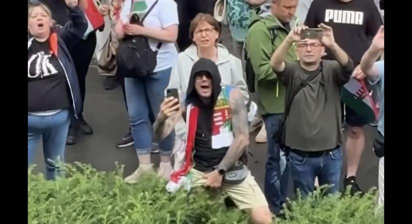 Pedofideszesek tüntettek Budapesten, egyikük a nemi szervét fogdosta