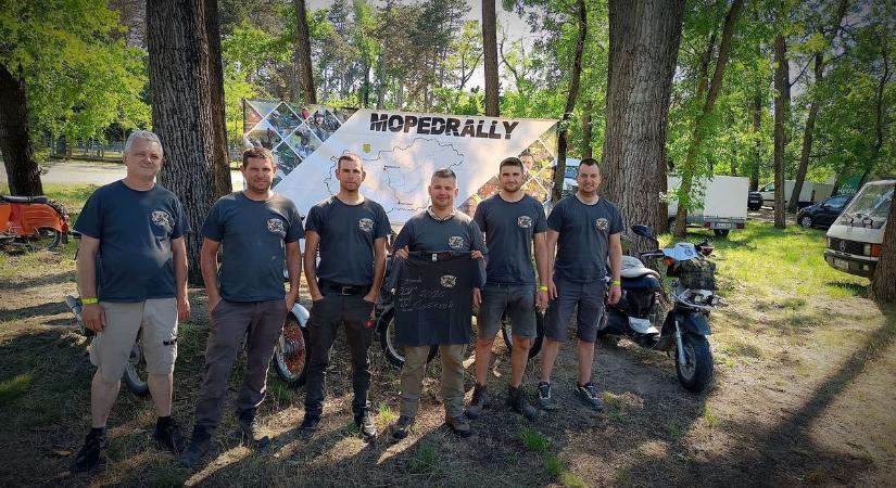 Kórházban maradt társukért is motoroztak a veszprémi tűzoltók képek