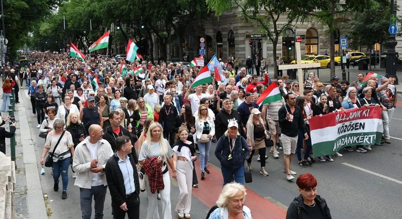 Ez most nem a csend ideje - kemény üzenetet küldtek a migrációs paktum ellen tüntetők