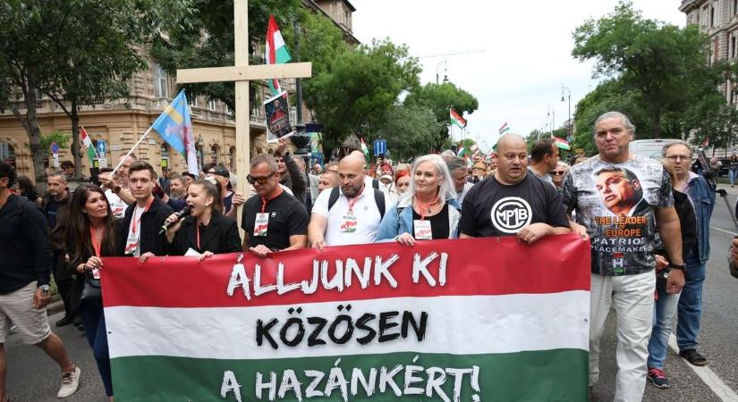 Orbán Viktort éltették a migrációs paktum elleni tüntetés résztvevői  videó