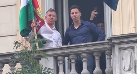 Magyar Péter így tekintett le a Kossuth téri tüntetőkre, a tömeg az EU migrációs paktuma ellen demonstrált – Videók
