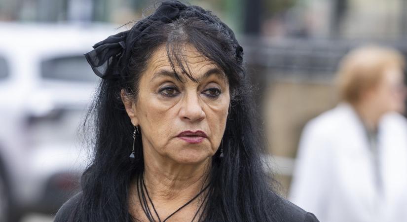 Papadimitriu Athina kiakadt, amikor azt híresztelték, hogy rosszul lett a színpadon: „Mindenkinek üzenem, hogy jól vagyok, és nem állok le”