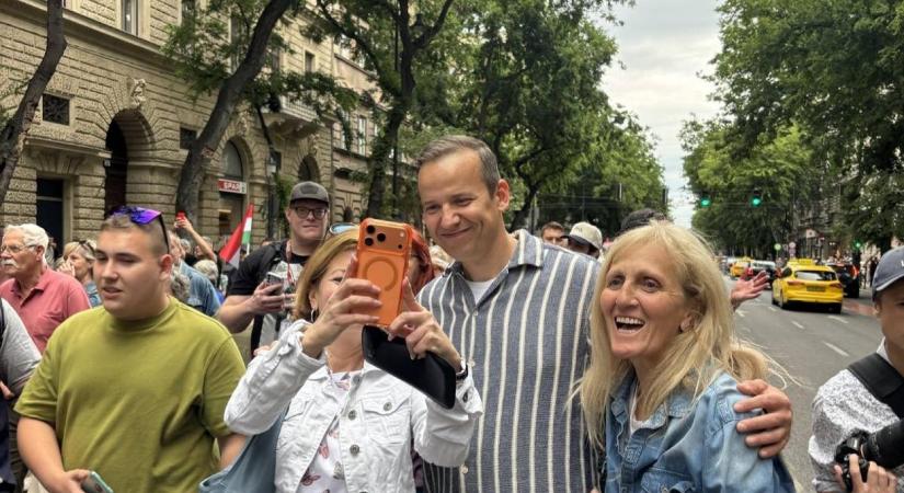 Bede Zsolt, Németh Balázs és Toroczkai László tüntetést szervezett a Miniszterelnökség elé, Magyar Péter zászlót lengetve fogadta a résztvevőket