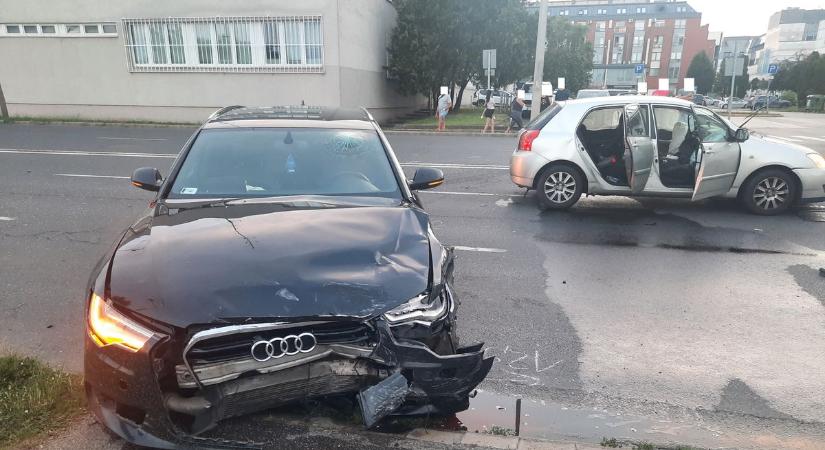 Súlyos karambol a nyíregyházi belvárosban! A mentőket is riasztották a helyszínre! (fotók)
