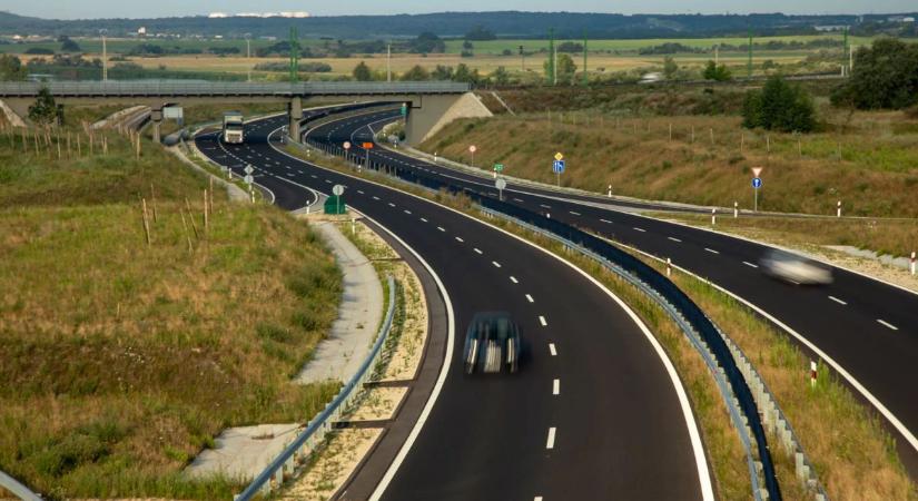 Több dunántúli főúton is jóval nagyobb lesz a forgalom a hétvégén