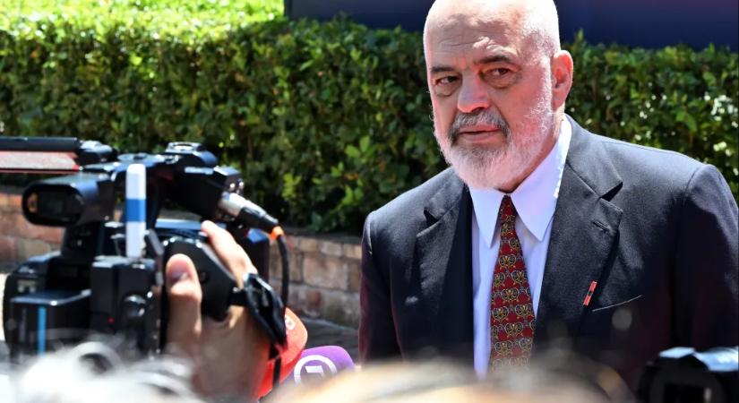 Albán miniszterelnök: Három dolog van, amit nem lehet megjósolni, Isten, a szex és az EU