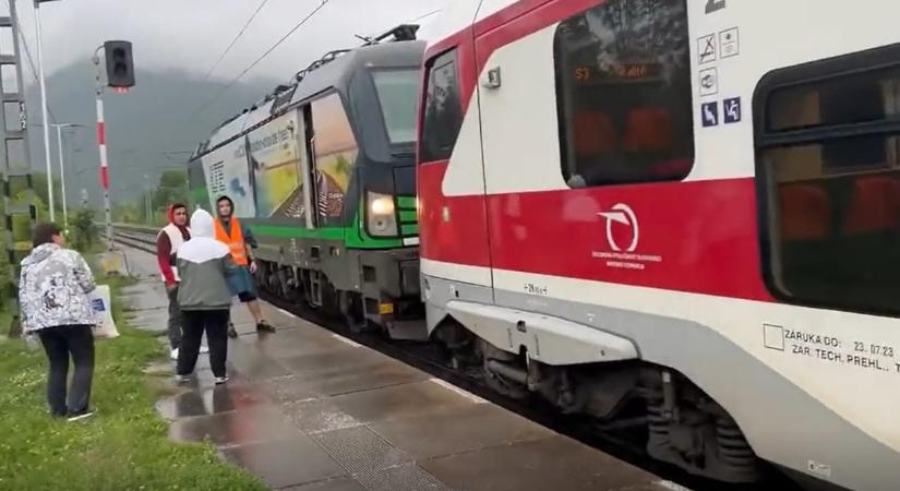 Összeütközött két vonat Szlovákiában, több utas megsérült