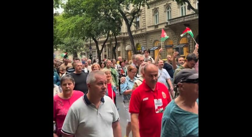 Németh Balázs és Toroczkai László is feltűnt a „pártpolitika-mentes” migrációspaktum-ellenes tüntetésen Budapesten