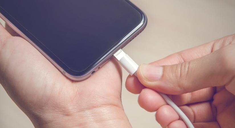 A nyári meleg a telefonod akksiját is gyorsabban öregítheti: ezekre figyelj töltéskor
