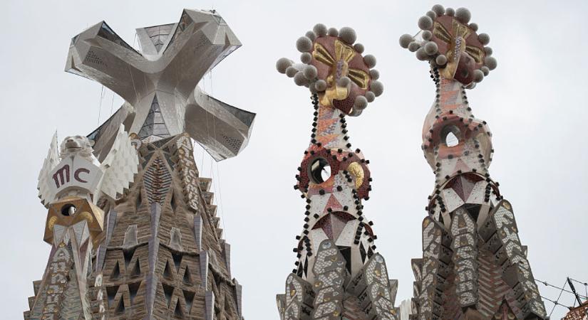 XIV. Leó pápa szenteli fel a Sagrada Família főtornyát