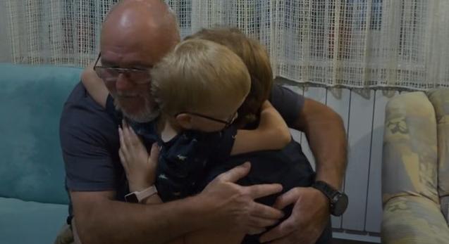 Egyetlen év miatt nem fogadhatják örökbe nevelőszülei Tibit - a kisfiúnak már ki is nézték az új családot Amerikában