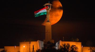 Óriási Hold bukik a Citadella mögé – Lélegzetelállító felvétel készült Budapest felett