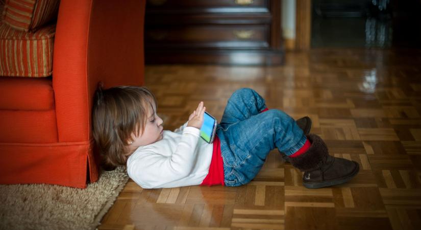 Riasztó figyelmeztetés: a „digitális cumi" egész generációkat tehet tönkre