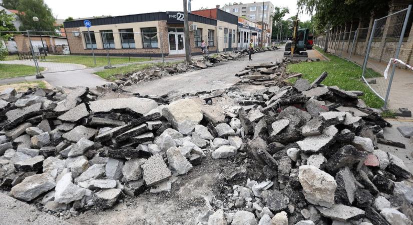 Parkolók épülnek, utak és zöld területek újulnak meg: hatalmas beruházások kezdődtek Halason – fotók