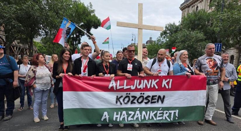 Üzent a tiltakozó tömeg Magyar Péternek, Kijevben közben elszabadultak az indulatok