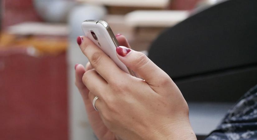 Milliókat érő mobilok porosodnak a magyar fiókokban