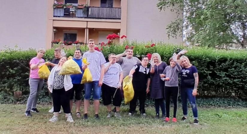 Váratlanul egy mentőorvos állt meg a szemetet szedő fiatalok mellett, kedves meglepetéssel érkezett