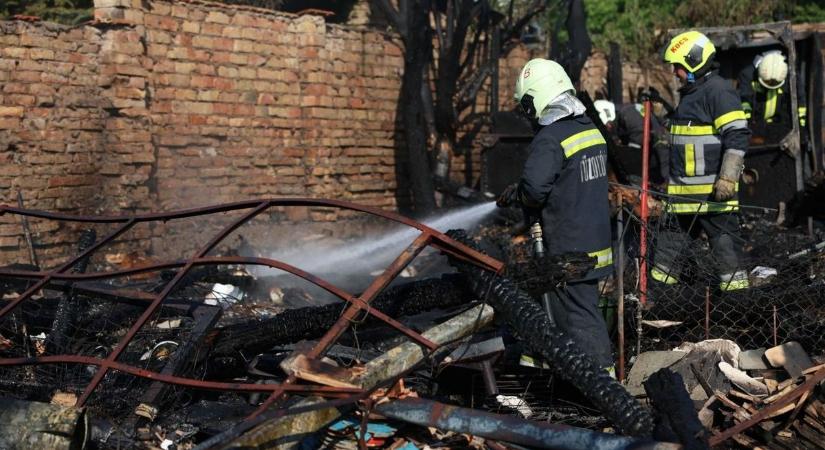 Hatalmas lángokkal égett egy tatai üzem, csaknem 1000 riasztást kaptak a tűzoltók