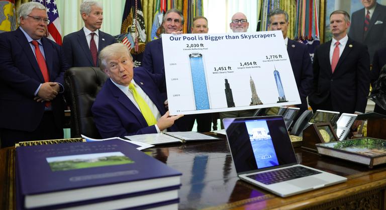 Szürreális fordulatot vett Donald Trump sajtótájékoztatója, senki sem számított arra, amit bemutatott az elnök