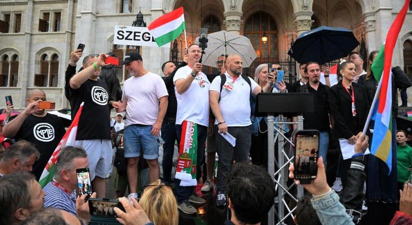 Magyar Péter integetve és zászlót lengetve fogadta az őt hazaárulózó tüntetőket