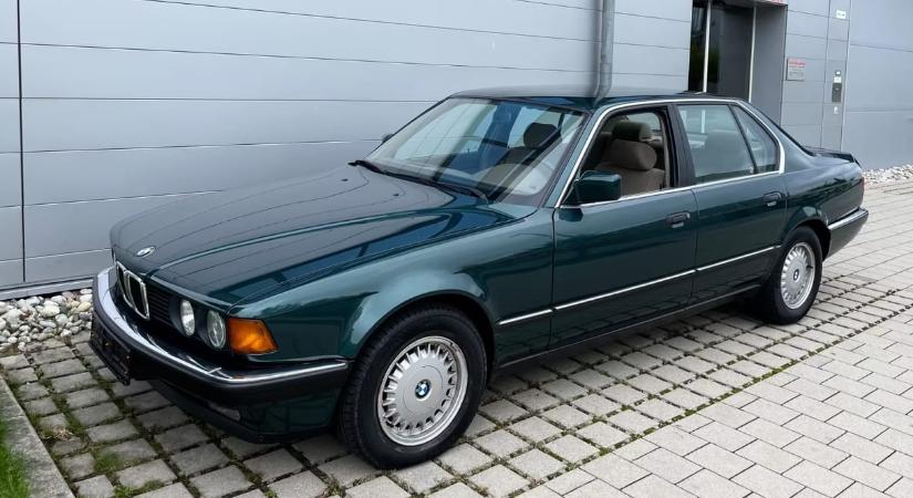 Kézi váltós alig használt régi 7-es BMW hív időutazásra