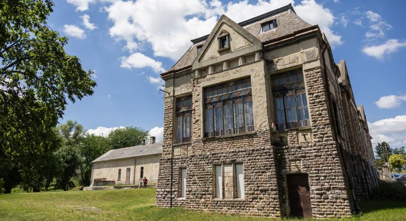 Neked is lehet saját kastélyod - eladó a bakonybánki Stróbel-kastély fotók