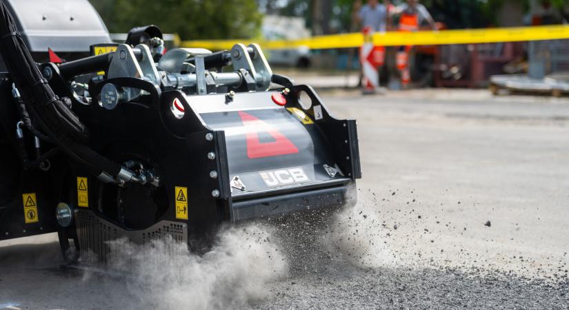 Kátyúzás ötszörös sebességgel – ilyen a JCB célgépe