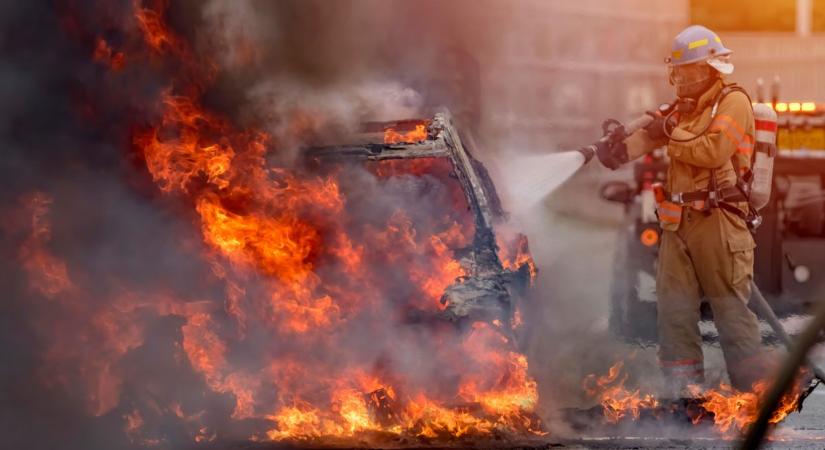 Hajmeresztő: ismét kigyulladt egy autó a 83-ason, teljes terjedelmében égett Tétnél - hárman utaztak a járműben