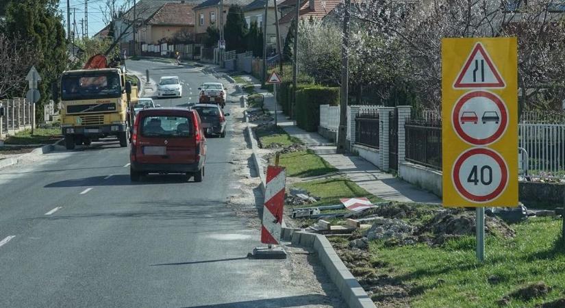 Megint teleszórják a fontos bakonyi utat 30-as, 40-es táblákkal, félpályás útlezárások lesznek