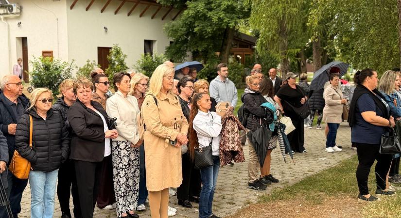 Hűségben önmagunkhoz, barátsággal másokhoz – Udvardon Esterházy János emléke előtt is tisztelegtek
