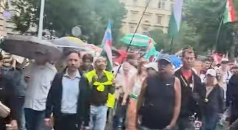 Kínos videók buktatták le a tegnapi budapesti „gigatüntetést”: így lett teljes a csőd a Kossuth téren