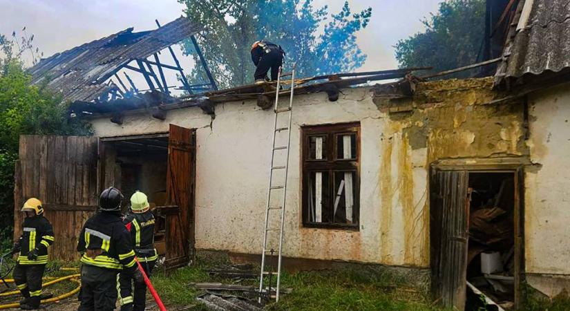 Tűz pusztított egy használaton kívüli raktárépületben Bátyúban
