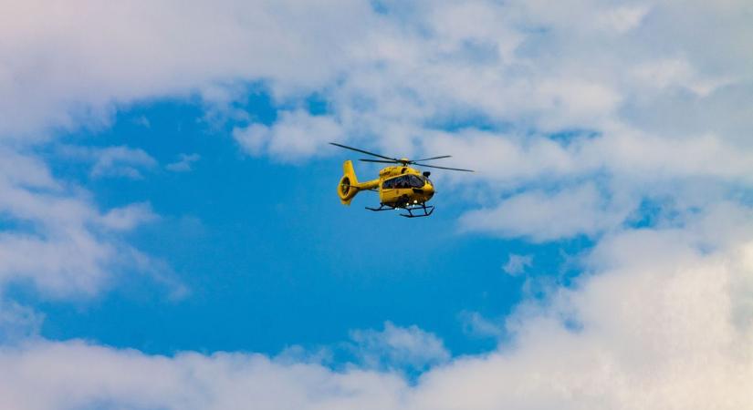 Mentőhelikopter szállította kórházba a súlyosan megsérült férfit - videó