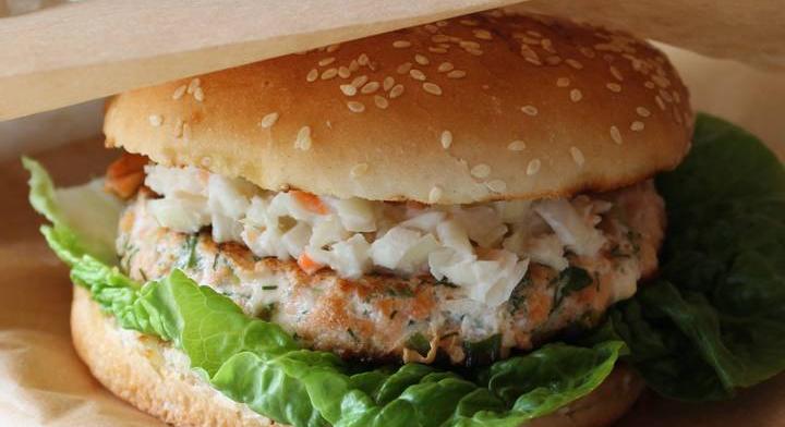 Házi lazacburger friss fűszerekkel: könnyed, mégis laktató fogás