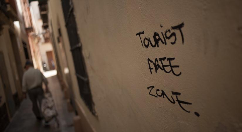 Európa több országában elszakadt a cérna: mutatjuk, hol néznek már ferde szemmel a turistákra