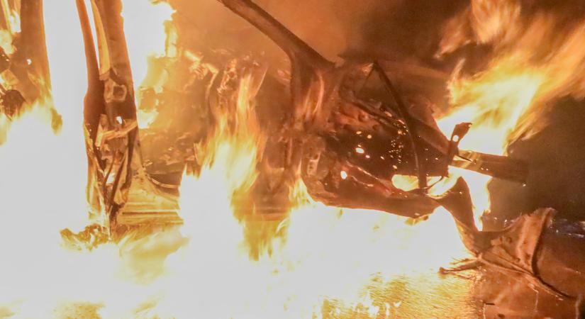 A gödöllői rendőrség előtt gyújtottak fel egy autót