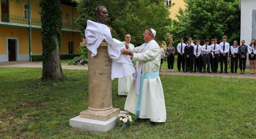 Szobrot kapott Szombathelyen az egykori igazgató: Kunc Adolf