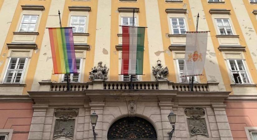 Ismét kitették a szivárványos zászlót a Városházára