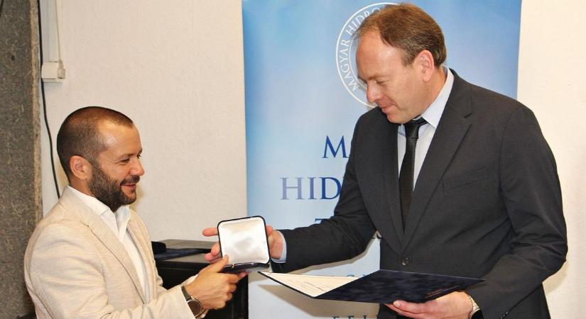 Több, mint 20 év munkáját ismerték el: rangos kitüntetést kapott az esztergomi vízmű vezetője