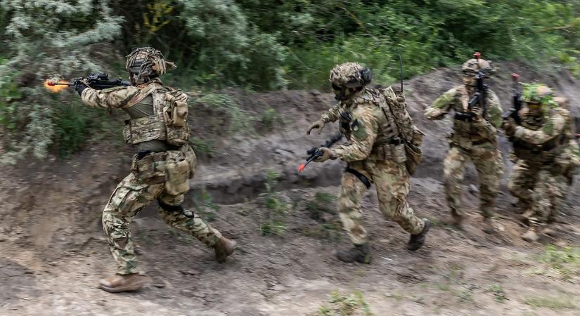 Képgaléria: Magyar katonák mutatták be amerikaikkal és szerbekkel, hogyan kell megtisztítani az ellenségtől a lövészárkokat
