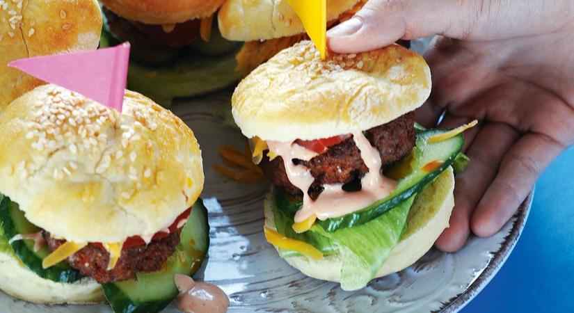 Meccsnézős falatok: sajtos mini hamburger házi buciban