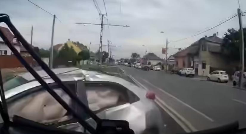 Videó az Üllői úti autó-villamos ütközésről