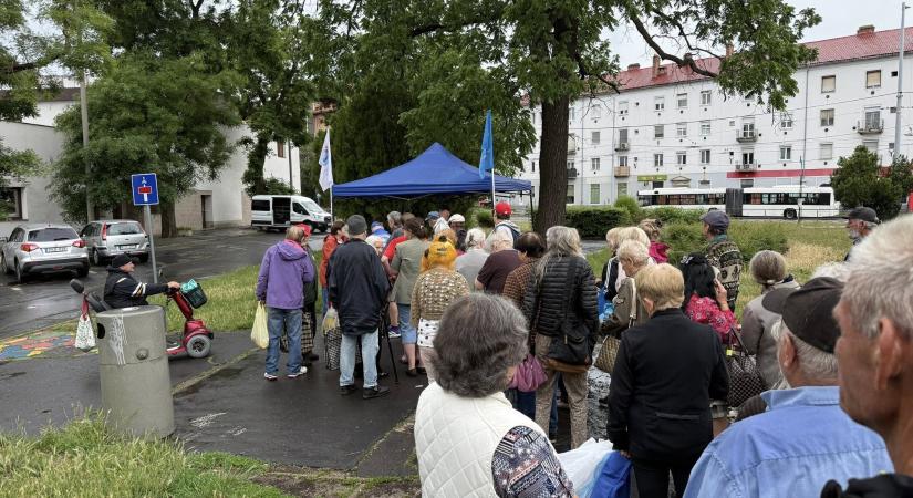 Hosszú sor a debreceni ételosztáson