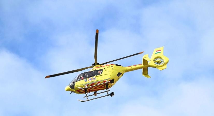 Fának csapódott egy autó Hajdú-Biharban, mentőhelikoptert is riasztottak