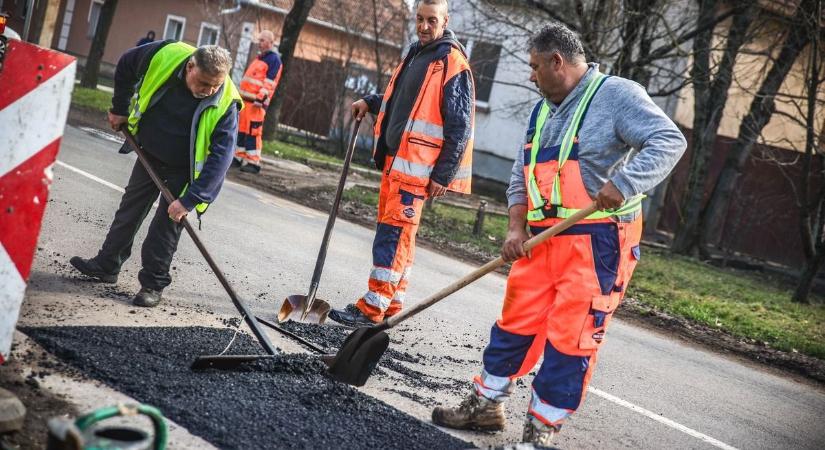 Javítják az utat Tiszaderzsnél, június végéig jelzőőrös irányítás lesz