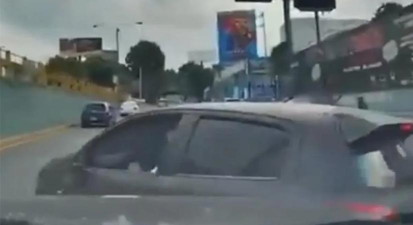 Kegyetlenül eltolta a másik autót, közben mögötte rettegett a gyereke – videó