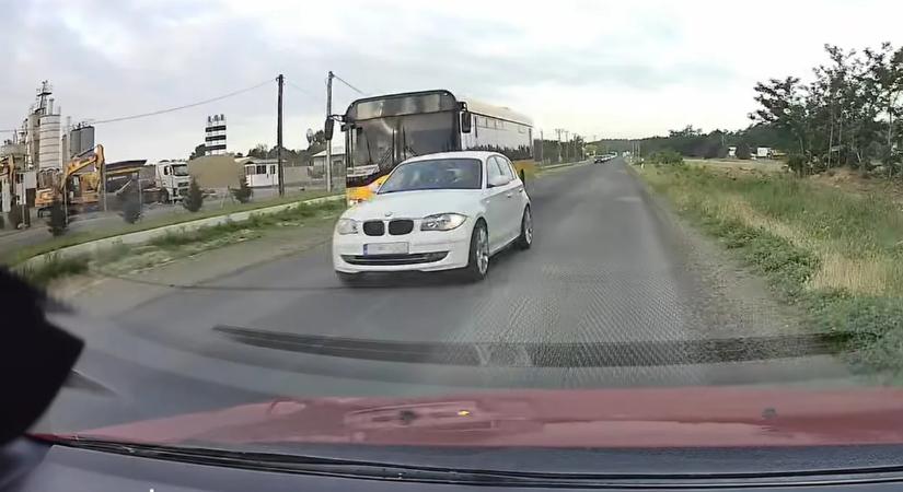 Tilosban, beláthatatlan helyen előzött a BMW – autóbuszt is veszélyeztetett