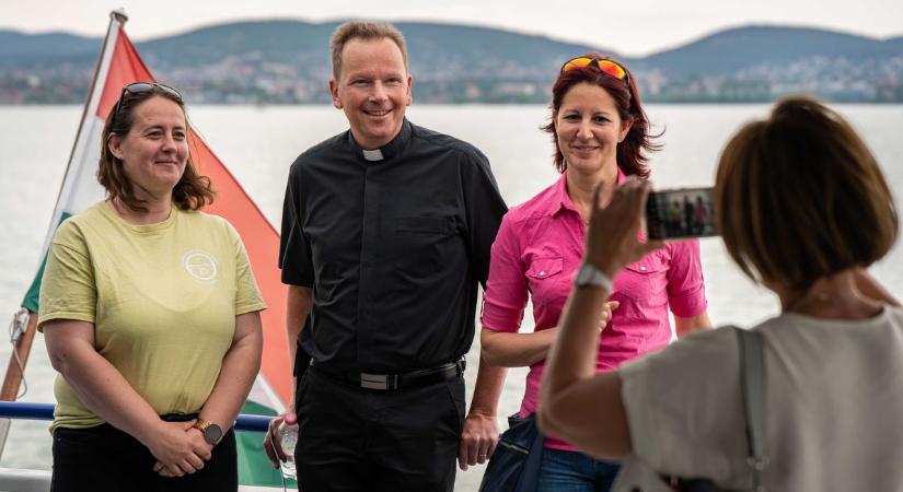 Fábry Kornél a Balatonon, különleges hajóúton vallott hitéről, mesélt a Biblia erejéről (galéria)