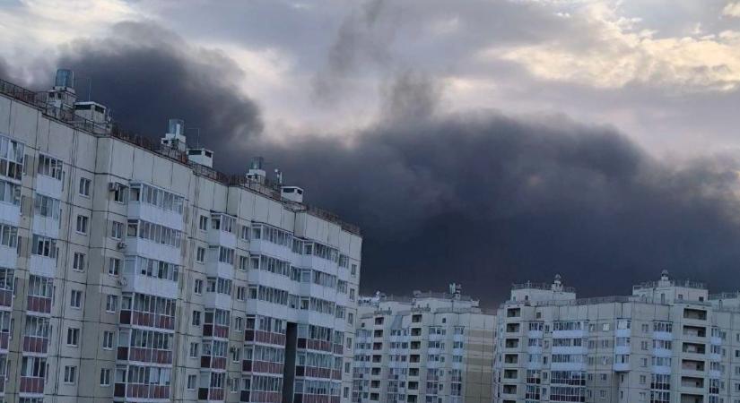 Egy nappal azután, hogy Putyin lesöpörte az asztalról Zelenszkij tárgyalási ajánlatát, tömeges dróntámadást indítottak az ukránok Szentpétervár ellen